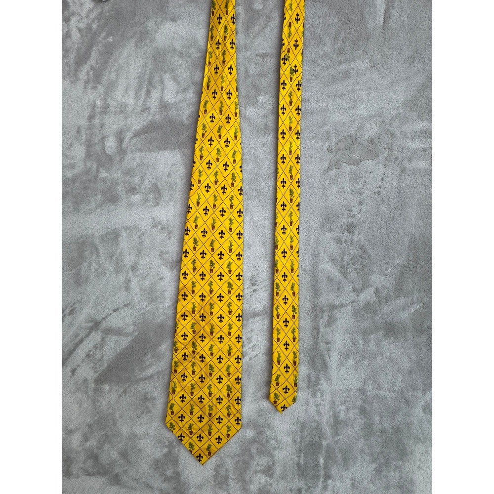 Disney World Yellow Pineapple Fleur de Lis Men's Necktie‎